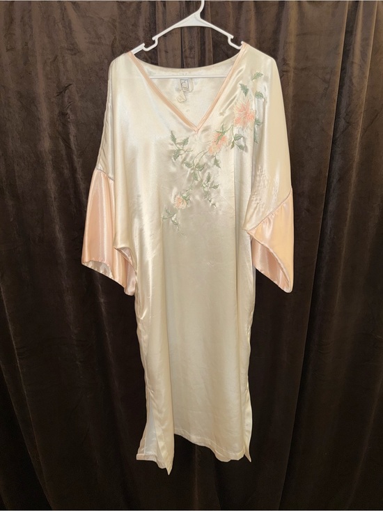 Eve Stillman Other - Silk-Look Pink & Cream Floral Embroidered Sleep Caftan
